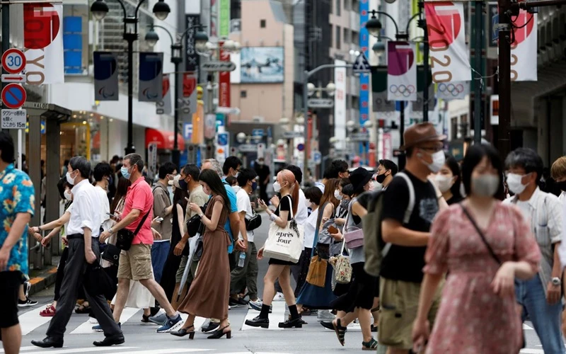 Người dân đi bộ trong khu vực mua sắm Shibuya tại Tokyo, ngày 7/8. (Ảnh: Reuters)