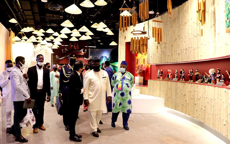 Tổng thống Sierra Leone Julius Maada Bio thăm Nhà Triển lãm Việt Nam. (Ảnh: Vietnam EXPO 2020 Dubai)