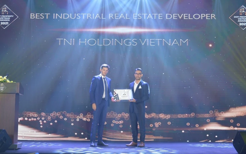 Đại diện TNI Holdings Vietnam vinh dự lên nhận giải thưởng.