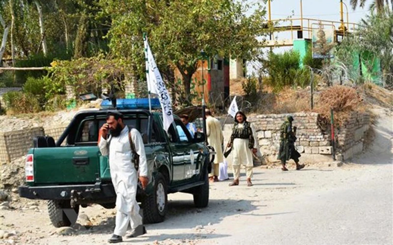 Lực lượng Taliban điều tra tại hiện trường vụ nổ bom ở thành phố Jalalabad, tỉnh Nangarhar, miền Đông Afghanistan. (Ảnh: TTXVN)