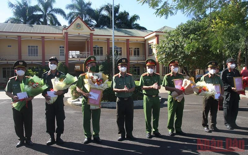 Lãnh đạo Công an tỉnh Đồng Nai trao thưởng đột xuất cho 4 tập thể, 2 cá nhân có thành tích xuất sắc trong tham gia bắt đối tượng đặc biệt nguy hiểm.