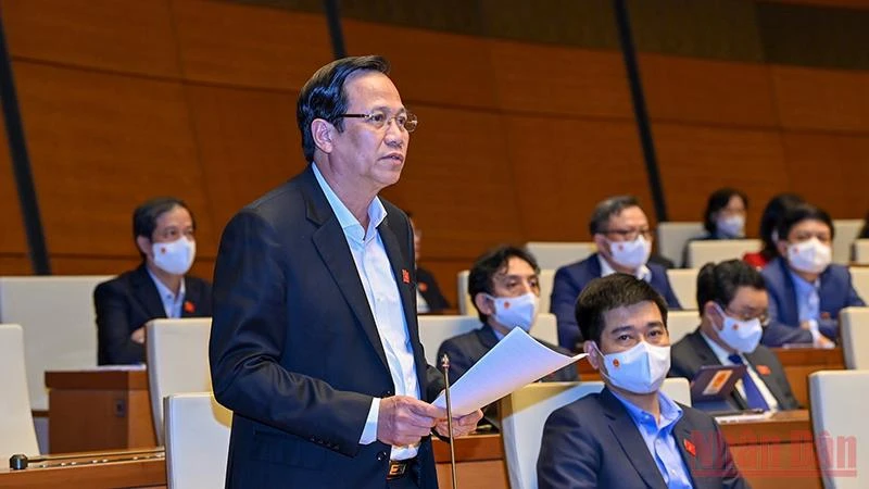Bộ trưởng Đào Ngọc Dung phát biểu giải trình trước Quốc hội chiều 8/11. Ảnh: LINH NGUYÊN