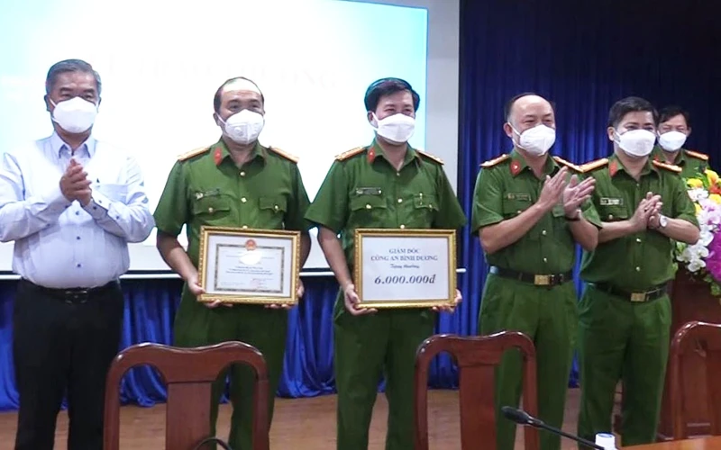 Lãnh đạo Công an tỉnh Bình Dương và lãnh đạo UBND thị xã Tân Uyên trao thưởng và Giấy khen cho Ban chuyên án.