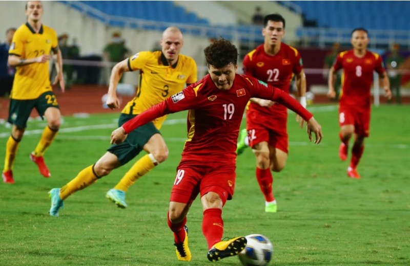 Quang Hải đi bóng trước các cầu thủ Australia tại vòng loại World Cup. (Ảnh: VFF)