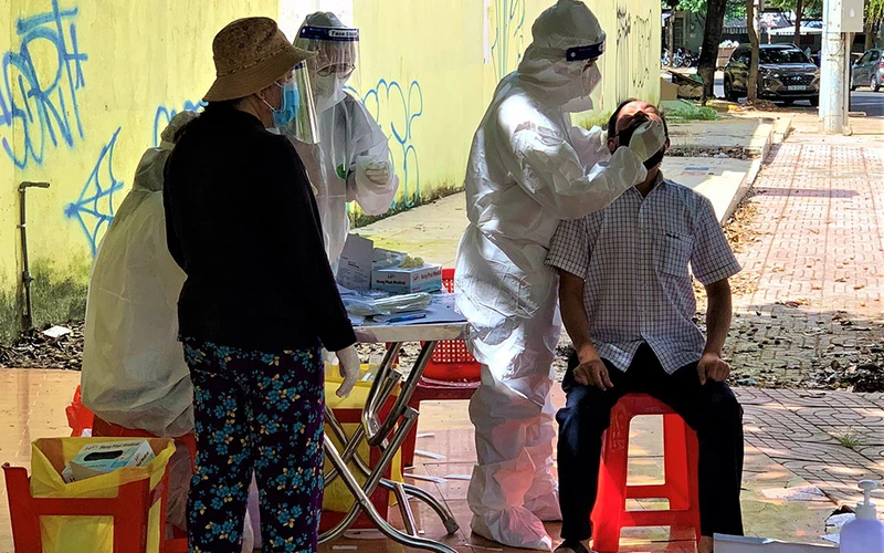 Ngành Y tế tổ chức test nhanh kháng nguyên SARS-CoV-2 sàng lọc bóc tách F0 ra khỏi cộng đồng trên địa thành phố Buôn Ma Thuột.