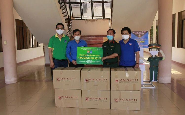 Anh Phạm Chí Trung đại diện Đoàn thanh niên PVFCCo trao tặng vật tư y tế cho Khu cách ly, Bệnh viện dã chiến Củ Chi.