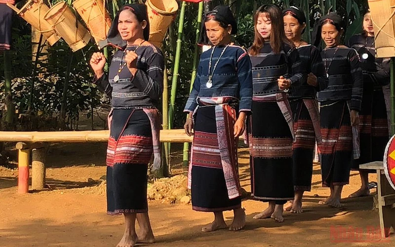 Đồng bào dân tộc trình diễn dân vũ tại Làng Văn hóa - Du lịch các dân tộc Việt Nam.