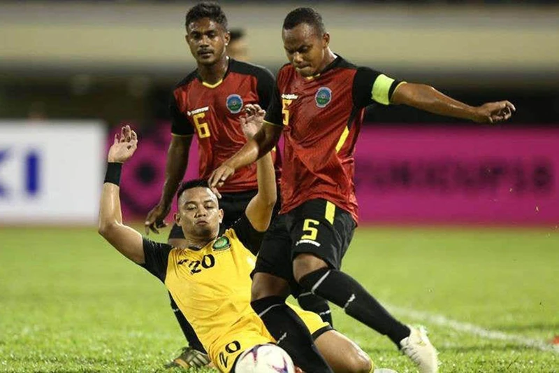 Brunei (áo vàng) rút khỏi vòng loại đã trao vé vào VCK AFF Cup 2020 cho Timor Leste (áo đỏ). (Ảnh: VFF)