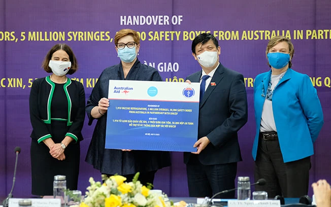 Bộ trưởng Y tế Nguyễn Thanh Long tiếp nhận hỗ trợ từ Chính phủ Australia và UNICEF.