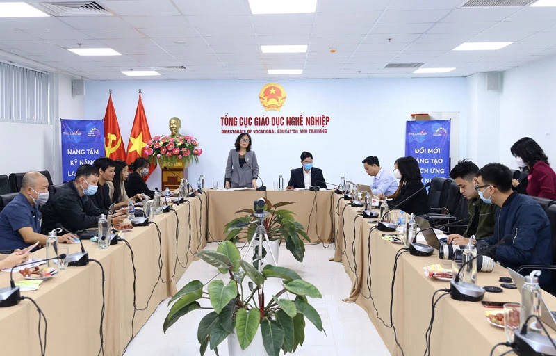 Phó Tổng cục trưởng Tổng cục Giáo dục Nghề nghiệp Nguyễn Thị Việt Hương chia sẻ thông tin tại buổi họp báo.