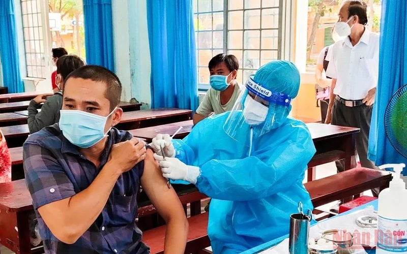 Người dân tiêm vaccine phòng Covid-19 tại xã Mỹ Đông, huyện Tháp Mười, Đồng Tháp. (Ảnh: HỮU NGHĨA)