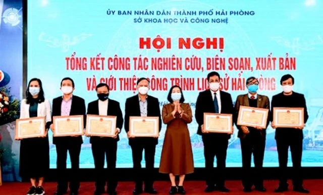 Trao Bằng khen tặng tập thể và 7 cá nhân có thành tích xuất sắc trong biên soạn bộ Lịch sử Hải Phòng.