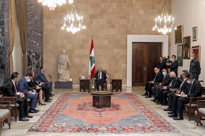 Cuộc gặp giữa Trợ lý Tổng Thư ký AL và Tổng thống Liban. (Ảnh: Reuters)