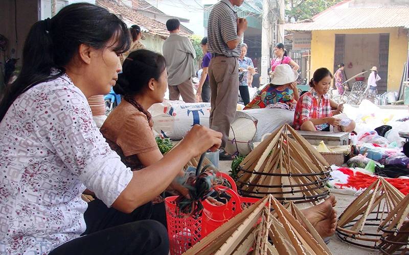 Nghề làm nón lá làng Chuông, xã Phương Trung, huyện Thanh Oai (Hà Nội).