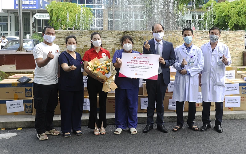 Đại diện Hội Chữ thập đỏ Việt Nam và Tổng cục Du lịch Hàn Quốc trao quà tặng cơ sở y tế của Việt Nam. Ảnh: ĐĂNG KHOA