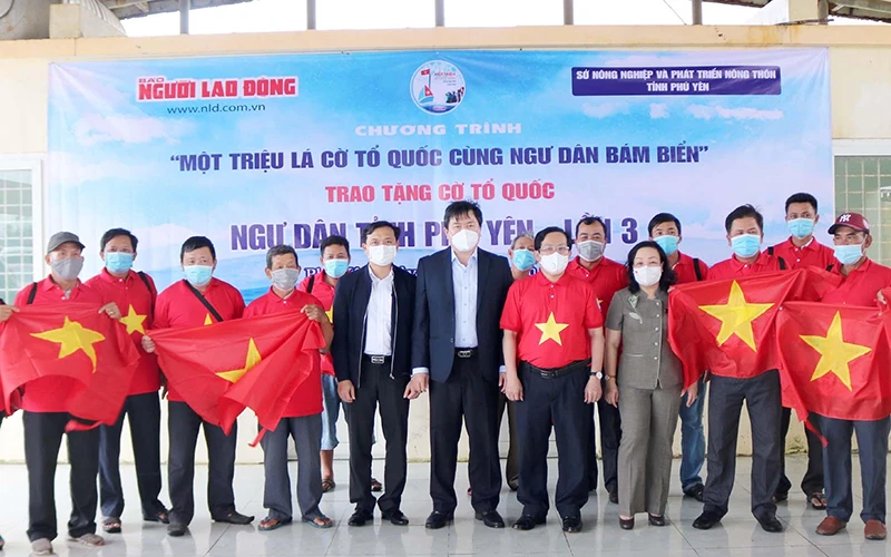 Trao tặng 10.000 lá cờ Tổ quốc cho ngư dân Phú Yên.