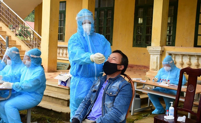 Tập trung xét nghiệm truy vết dịch tại huyện Na Hang, Tuyên Quang.