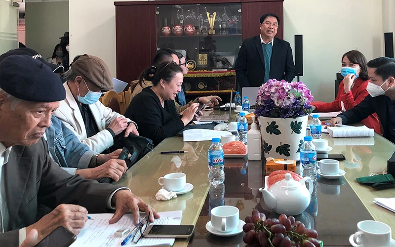 Nhạc sĩ Đinh Trung Cẩn, Giám đốc VCPMC chia sẻ với các nhà báo.