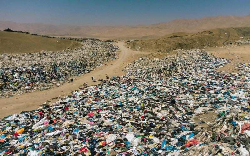 Bãi rác quần áo khổng lồ trên sa mạc. (Ảnh: AFP/TTXVN)
