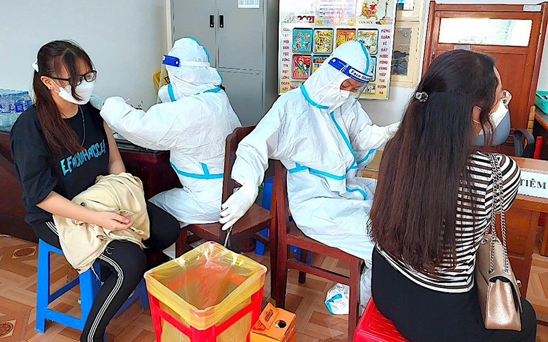 Tiêm vaccine cho trẻ từ 12-17 tuổi tại điểm tiêm Trường trung học phổ thông Hồ Thị Kỷ, phường 2, TP Cà Mau, tỉnh Cà Mau.