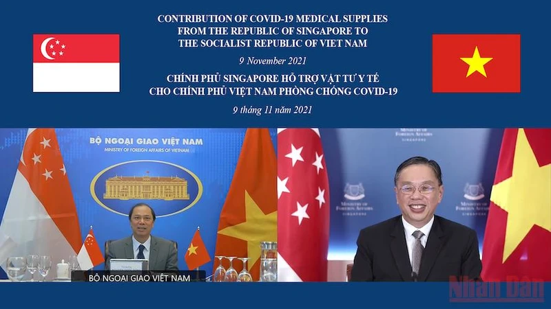 Lễ bàn giao tượng trưng vật tư, y tế phòng, chống Covid-19 của Singapore hỗ trợ Việt Nam. (Ảnh: Bộ Ngoại giao)
