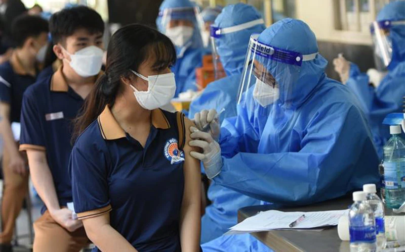 Học sinh trường Bùi Thị Xuân ở TP Biên Hòa, tỉnh Đồng Nai được tiêm vaccine phòng Covid-19. (Ảnh: TTXVN)