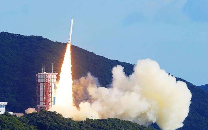 Tên lửa Epsilon-5 mang theo vệ tinh NanoDragon của Việt Nam rời bệ phóng tại Trung tâm Vũ trụ Uchinoura ở tây nam Nhật Bản ngày 9/11. Ảnh: KYODO/TTXVN