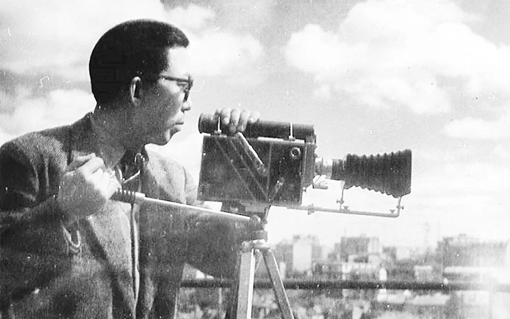 Họa sĩ Mai Trung Thứ quay phim trong chuyến thăm của Chủ tịch Hồ Chí Minh và phái đoàn Việt Nam tại Pháp năm 1946. Ảnh tư liệu