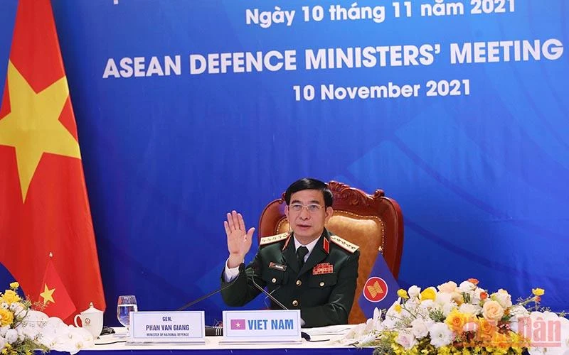 Đại tướng Phan Văn Giang, Bộ trưởng Quốc phòng tham dự Hội nghị hẹp Bộ trưởng Quốc phòng các nước ASEAN, tại điểm cầu Hà Nội. (Ảnh: Trọng Đức)