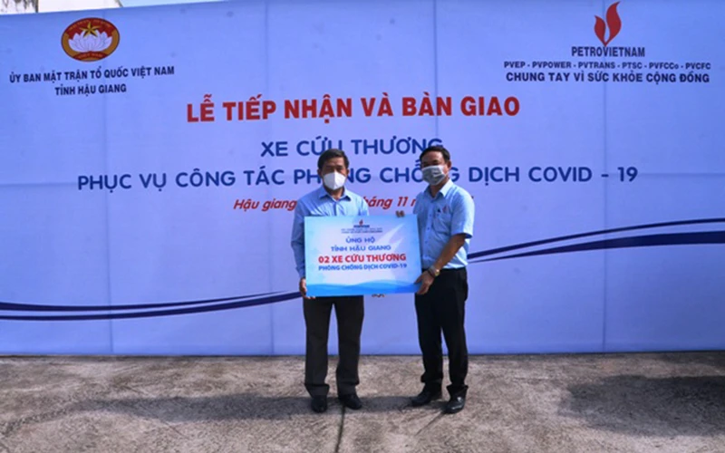 Đại diện Tập đoàn Dầu khí Việt Nam trao bảng tượng trưng cho tỉnh Hậu Giang.