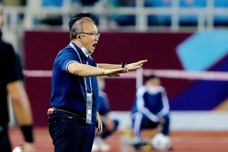 Huấn luyện viên Park Hang-seo chỉ đạo trên sân trận gặp Nhật Bản. (Ảnh: VFF)