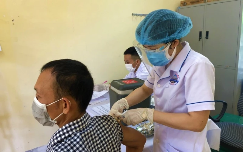 Huyện Minh Hóa (Quảng Bình) tiêm vaccine cho người lao động trở về từ phía nam.