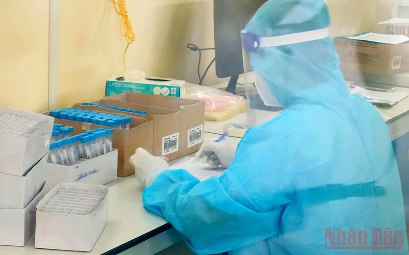 Nhân viên y tế Bệnh viện Đa khoa khu vực Hồng Ngự, tỉnh Đồng Tháp thực hiện xét nghiệm sàng lọc virus SARS-CoV-2. (Ảnh: Hữu Nghĩa)