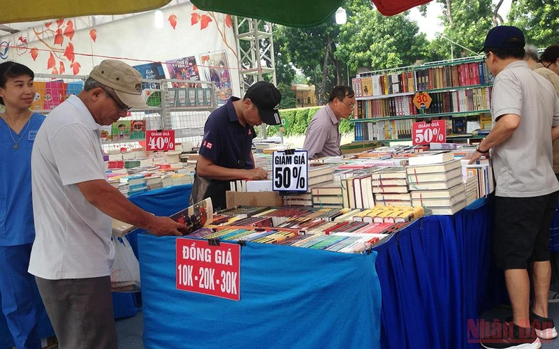 Bạn đọc tìm mua sách tại Hội chợ sách.