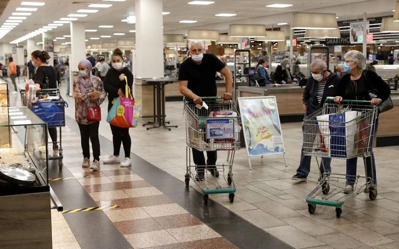 Người dân mua hàng hóa tại trung tâm mua sắm Rhein Center ở Weil am Rhein, Đức. (Ảnh: Reuters)