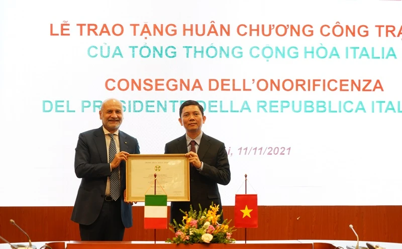 Ngài Amb. Antonio Alessandro, Đại sứ đặc mệnh toàn quyền nước Cộng hòa Italia tại Việt Nam trao tặng Huân chương Công trạng, hạng Hiệp sĩ cho PGS, TS Bùi Nhật Quang, Chủ tịch Viện Hàn lâm khoa học xã hội Việt Nam.