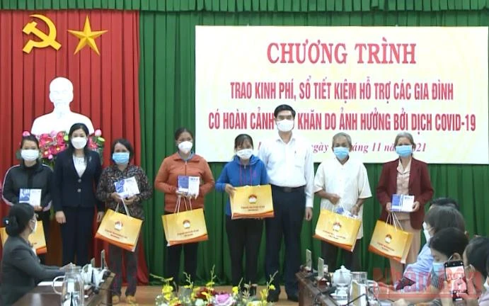 Trao sổ tiết kiệm cho gia đình có hoàn cảnh khó khăn do ảnh hưởng của dịch Covid-19 tại Bình Định.