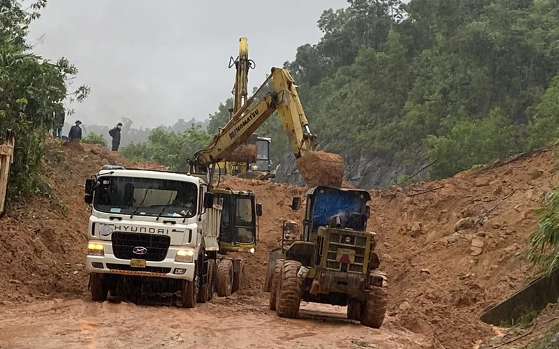 Các lực lượng tập trung giải phóng khối lượng đất đá sạt lở, cố gắng sớm thông xe trở lại. (Ảnh: Văn Dần)