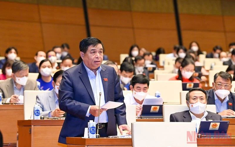 Bộ trưởng Kế hoạch và Đầu tư Nguyễn Chí Dũng trả lời vấn đề đại biểu Quốc hội nêu. (Ảnh: LINH NGUYÊN)