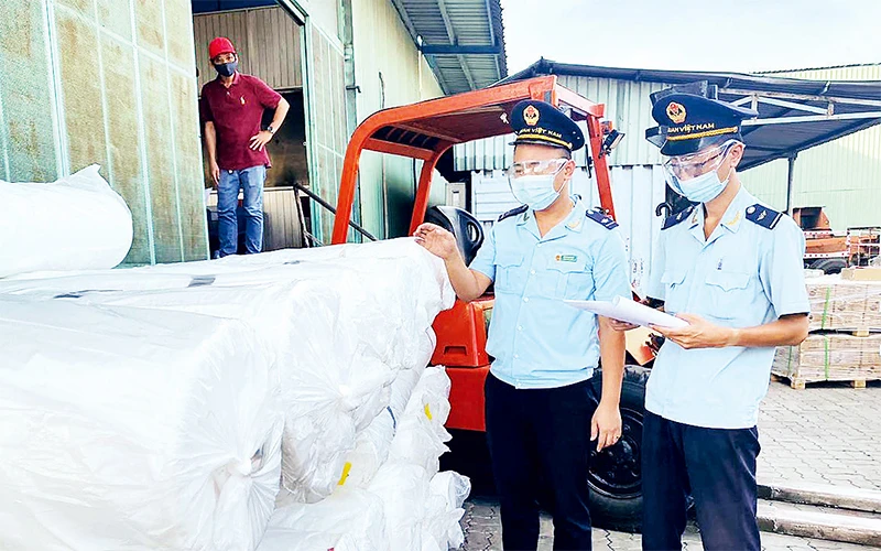 Lực lượng Hải quan TP Hồ Chí Minh kiểm tra hàng hóa tại cảng Cát Lái. Ảnh: Cục Hải quan thành phố 