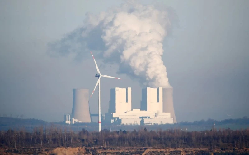 Hơi nước bốc lên từ nhà máy điện than Neurath, ở Grevenbroich, Đức, năm 2020. (Ảnh: Reuters)