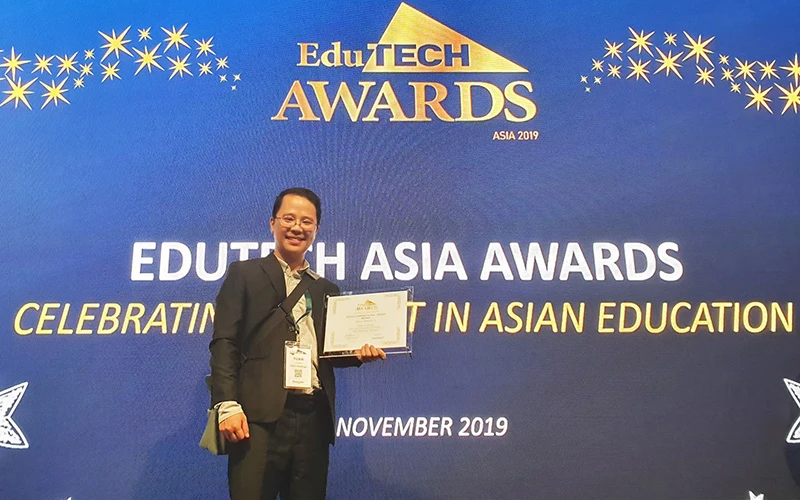 Thạc sĩ Lê Quang Tuấn nhận Giải thưởng Nhà lãnh đạo Giáo dục công nghệ châu Á tại Singapore năm 2019.
