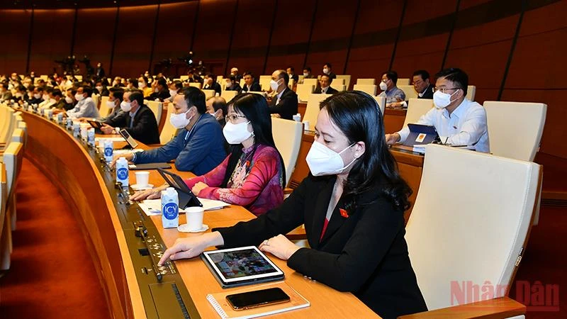 Đại biểu Quốc hội tiến hành biểu quyết bằng hệ thống điện tử tại hội trường Diên Hồng, chiều 12/11. (Ảnh: LINH NGUYÊN)