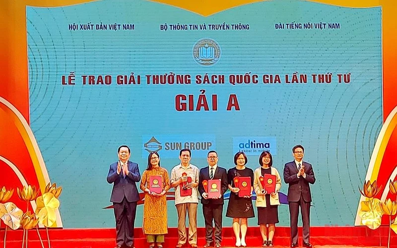 Đồng chí Nguyễn Trọng Nghĩa và đồng chí Vũ Đức Đam trao 2 giải A của Giải thưởng Sách Quốc gia năm 2021.