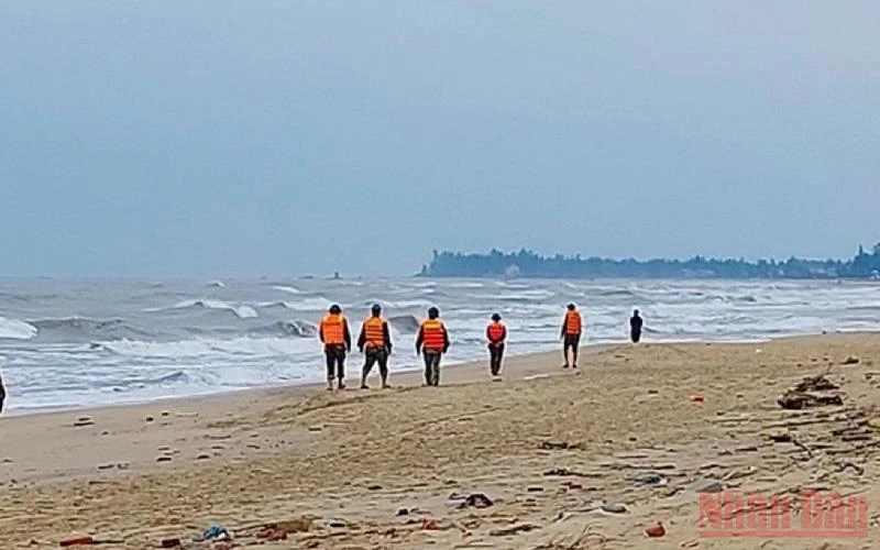Bộ đội Biên phòng Quảng Bình tìm kiếm ngư dân mất tích dọc bờ biển.
