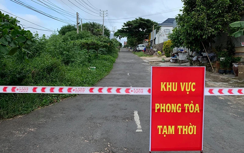 Lực lượng chức năng phong tỏa khu vực có ca mắc Covid-19 đầu tiên trên đảo tại thôn Triều Dương, xã Tam Thanh, huyện Phú Quý (Bình Thuận).