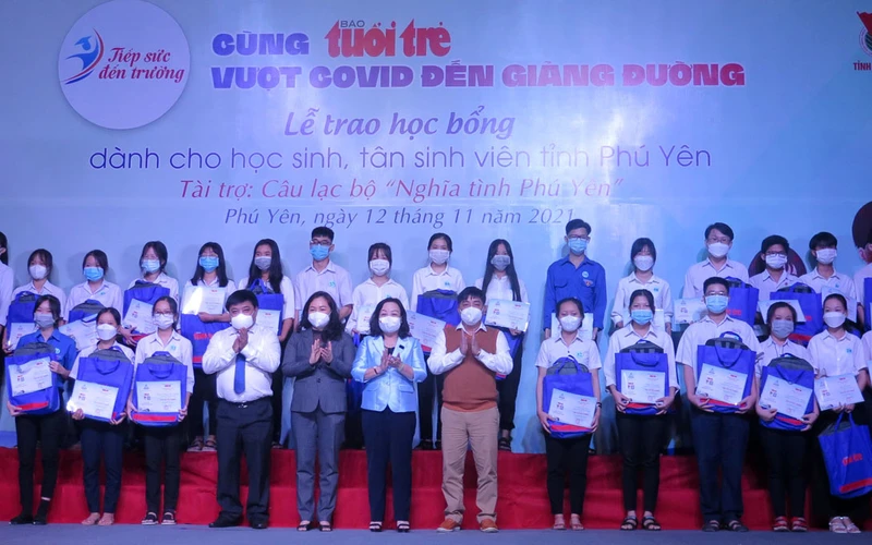 Trao học bổng cho học sinh và tân sinh viên tỉnh Phú Yên.
