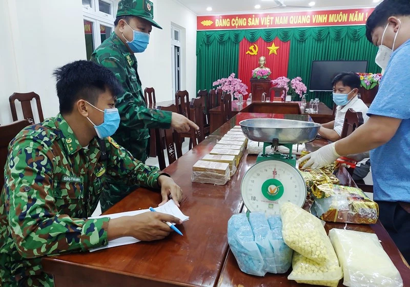 Lực lượng chức năng kiểm đếm tang vật nghi ma túy do 2 đối tượng Sok Na Thy Ta và Cháp Đa Nê vận chuyển vào Việt Nam. 