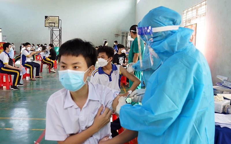 Tiêm vaccine cho học sinh THCS nhóm 12-14 tuổi tại thành phố Thủ Dầu Một, tỉnh Bình Dương. 