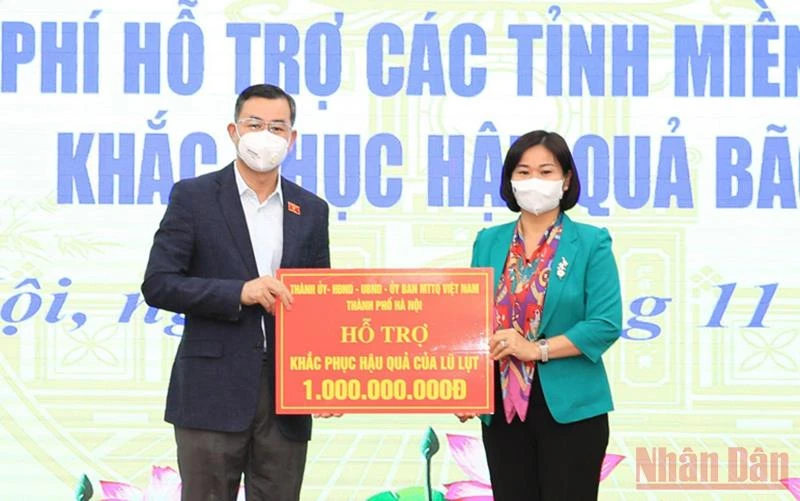 Lãnh đạo Thành ủy Hà Nội trao tiền hỗ trợ cho người dân tỉnh Hòa Bình bị thiệt hại vì bão lũ.